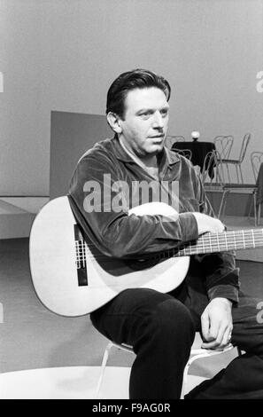 Der Trendbruch Amerikanische Folksänger Und SchauspielerÂ Theodore Bikel Bei Einem Auftritt, 1960er Jahre Deutschland. Österreichischen American Folk-Sänger und Schauspieler Theodore Bikel ausführen, Deutschland der 1960er Jahre. 24x36swNeg131 Stockfoto