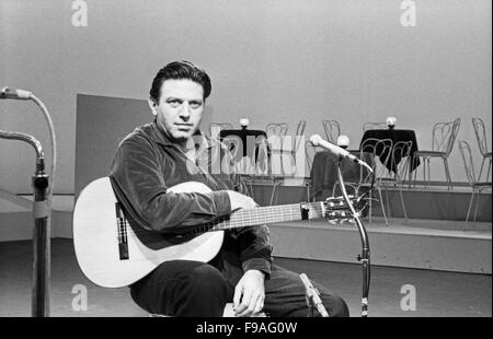 Der Trendbruch Amerikanische Folksänger Und SchauspielerÂ Theodore Bikel Bei Einem Auftritt, 1960er Jahre Deutschland. Österreichischen American Folk-Sänger und Schauspieler Theodore Bikel ausführen, Deutschland der 1960er Jahre. 24x36swNeg131 Stockfoto