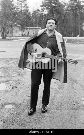 Der Trendbruch Amerikanische Folksänger Und SchauspielerÂ Theodore Bikel, 1960er Jahre Deutschland. Österreichischen American Folk-Sänger und Schauspieler Theodore Bikel, Deutschland der 1960er Jahre. 24x36swNeg131 Stockfoto