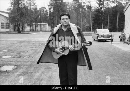 Der Trendbruch Amerikanische Folksänger Und SchauspielerÂ Theodore Bikel, 1960er Jahre Deutschland. Österreichischen American Folk-Sänger und Schauspieler Theodore Bikel, Deutschland der 1960er Jahre. 24x36swNeg131 Stockfoto