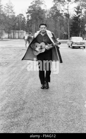 Der Trendbruch Amerikanische Folksänger Und SchauspielerÂ Theodore Bikel, 1960er Jahre Deutschland. Österreichischen American Folk-Sänger und Schauspieler Theodore Bikel, Deutschland der 1960er Jahre. 24x36swNeg131 Stockfoto