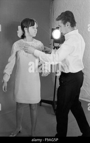 Die deutsche Sängerin und Plant Hilde Krekel, Deutschland 1960er Jahre. Deutsche Sängerin und Schauspielerin Hilde Krekel, Deutschland der 1960er Jahre. 24 x 36 swNeg 132 Stockfoto