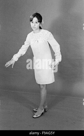 Die deutsche Sängerin und Plant Hilde Krekel, Deutschland 1960er Jahre. Deutsche Sängerin und Schauspielerin Hilde Krekel, Deutschland der 1960er Jahre. 24 x 36 swNeg 132 Stockfoto