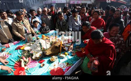 (151215)--KATHMANDU, 15. Dezember 2015 (Xinhua)--Anhänger versammelten sich im Ashok Binayak Tempel Lord Ganesh Hanumandhoka Durbar Square, ein UNESCO-Weltkulturerbe in Kathmandu, Nepal, 15. Dezember 2015 Gebete anzubieten. (Xinhua/Sunil Sharma) Stockfoto