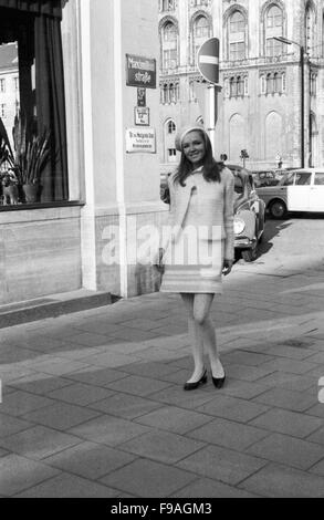 Mit Dem Fotomodell Marina Unterwegs in München, Deutschland, 1960er Jahre. Mit Fotomodel Marina auf Tour durch die Stadt München, 1960er Jahre. 24x36swNeg141 Stockfoto