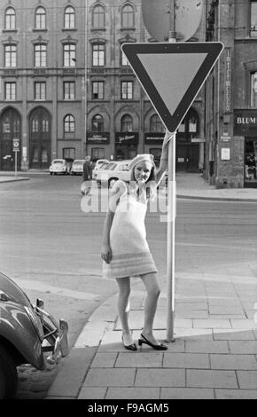 Mit Dem Fotomodell Marina Unterwegs in München, Deutschland, 1960er Jahre. Mit Fotomodel Marina auf Tour durch die Stadt München, 1960er Jahre. 24x36swNeg141 Stockfoto