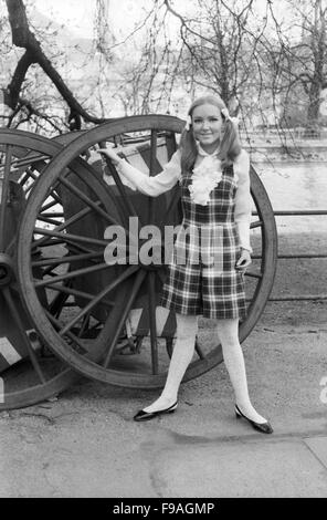 Mit Dem Fotomodell Marina Unterwegs in München, Deutschland, 1960er Jahre. Mit Fotomodel Marina auf Tour durch die Stadt München, 1960er Jahre. 24x36swNeg142 Stockfoto