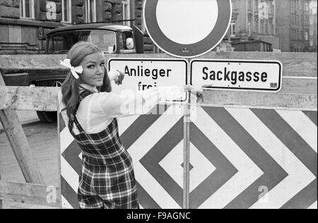 Mit Dem Fotomodell Marina Unterwegs in München, Deutschland, 1960er Jahre. Mit Fotomodel Marina auf Tour durch die Stadt München, 1960er Jahre. 24x36swNeg142 Stockfoto