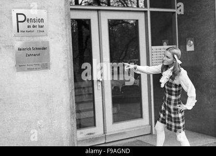 Mit Dem Fotomodell Marina Unterwegs in München, Deutschland, 1960er Jahre. Mit Fotomodel Marina auf Tour durch die Stadt München, 1960er Jahre. 24x36swNeg142 Stockfoto