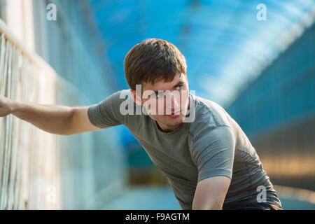 Mann dehnen im Freien in der Stadt vor dem Joggen Stockfoto