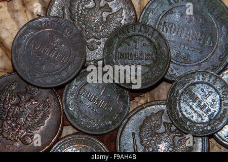 Vintage Kupfermünzen des russischen Reiches in starken Oxide Stockfoto