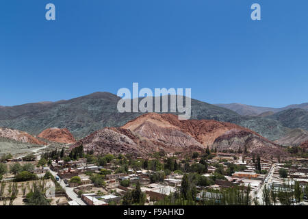 Foto von den bunten Berg genannt - Cerro de Los Siete Colores - in Purmamarca, Argentinien. Stockfoto