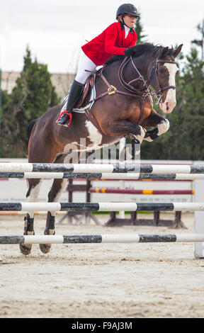 BADAJOZ, Spanien - 22 Nov.: Junge Reiter Springen mit Pferd über Hindernis beim Poni Club lokale Cup Qualifying-Wettbewerb am November Stockfoto