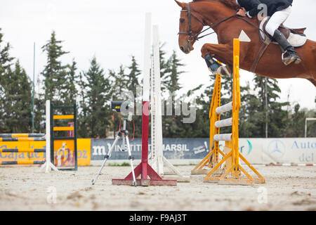 BADAJOZ, Spanien - 22 Nov.: Fahrer springen mit Pferd über Hindernis beim Poni Club lokalen WM Qualifikation Wettbewerb am 22. November 20 Stockfoto