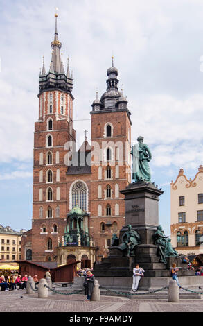 Gotische St. Marien Basilika (Kościół Mariacki) und 1898 Adam-Mickiewicz-Denkmal auf dem Marktplatz (Rynek Glowny), Krakau, Polen Stockfoto