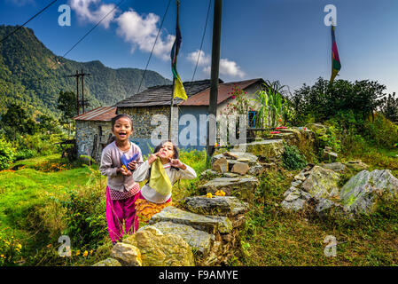 Zwei nepalesische Mädchen spielen im Garten ihres Hauses Stockfoto