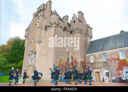 Pfeifer und Trommler außerhalb Crathes Castle in Aberdeenshire, Schottland. Stockfoto