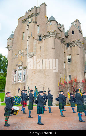 Pfeifer und Trommler außerhalb Crathes Castle in Aberdeenshire, Schottland. Stockfoto