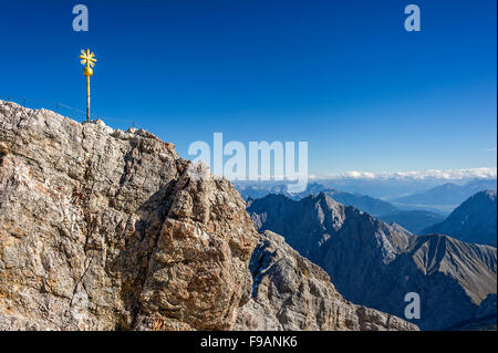 Vergoldete Gipfelkreuz, Zugspitze, Mieminger Gebirge in Tirol hinter, Garmisch-Partenkirchen, Wetterstein, Ostalpen Stockfoto