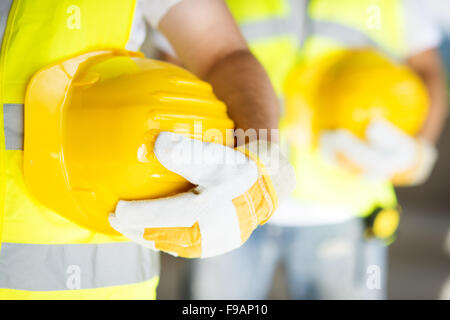 Bauarbeiter, die gemeinsam an neuen Hausbau Stockfoto