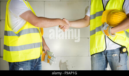 Bauarbeiter, die gemeinsam an neuen Hausbau Stockfoto