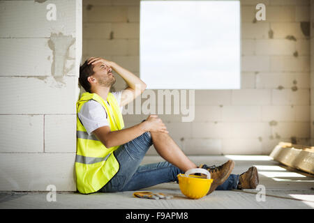 Bauarbeiter hat einen Unfall während der Arbeit am neuen Haus Stockfoto