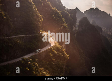 Tongtian Avenue führt zum Tianmen-Berg Stockfoto