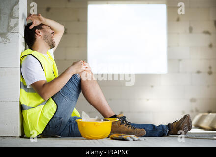 Bauarbeiter hat einen Unfall während der Arbeit am neuen Haus Stockfoto
