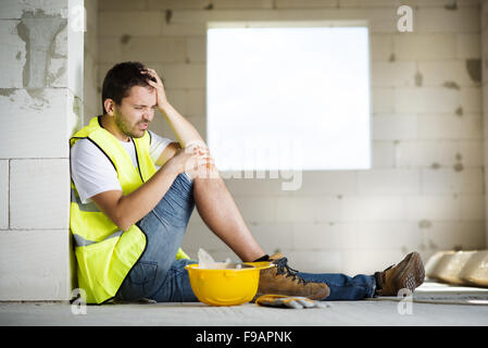 Bauarbeiter hat einen Unfall während der Arbeit am neuen Haus Stockfoto
