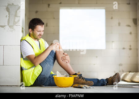 Bauarbeiter hat einen Unfall während der Arbeit am neuen Haus Stockfoto