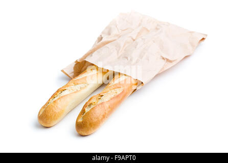 französische Baguettes in Papiertüte auf weißem Hintergrund Stockfoto