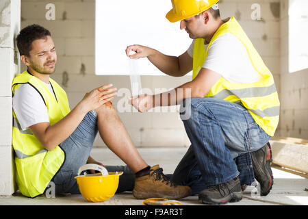 Bauarbeiter hat einen Unfall während der Arbeit am neuen Haus Stockfoto