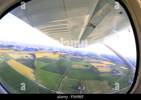 Blick aus dem Fenster eines Flugzeugs Cessna auf Parma Stockfoto