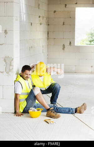 Bauarbeiter hat einen Unfall während der Arbeit am neuen Haus Stockfoto