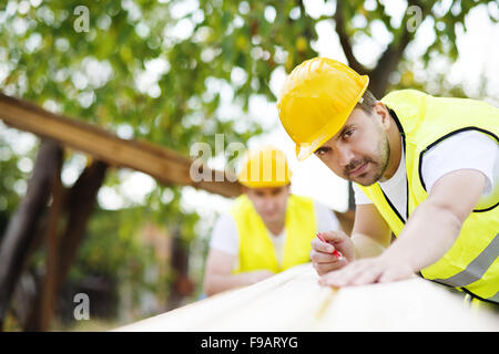 Bauarbeiter, die gemeinsam an neuen Hausbau Stockfoto