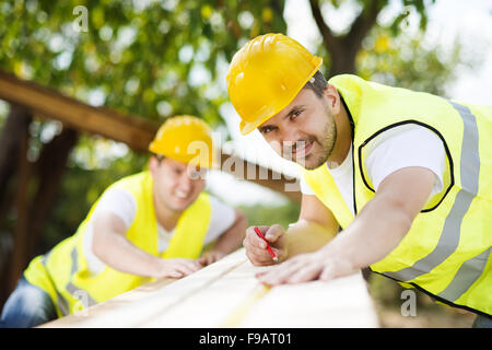 Bauarbeiter, die gemeinsam an neuen Hausbau Stockfoto