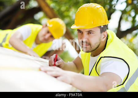 Bauarbeiter, die gemeinsam an neuen Hausbau Stockfoto