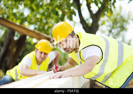 Bauarbeiter, die gemeinsam an neuen Hausbau Stockfoto