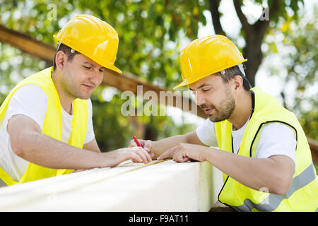 Bauarbeiter, die gemeinsam an neuen Hausbau Stockfoto