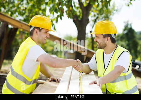 Bauarbeiter, die gemeinsam an neuen Hausbau Stockfoto