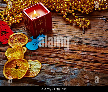 Saisonale rustikale Weihnachten Grenze bestehend aus Ornamenten über einem hölzernen Hintergrund mit Exemplar, Draufsicht Stockfoto