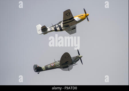 Ein Spitfire und ein Mustang Flugzeuge des 2. Weltkriegs im engen Formationsflug auf einer Flugshow Stockfoto