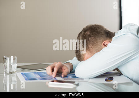 Müde Geschäftsmann schläft in seinem Büro Stockfoto