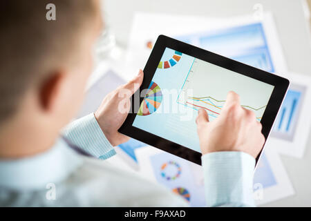 Geschäftsmann ist Business-Grafiken und Diagramme lesen Stockfoto