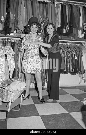 Lotti Und Hilde Krekel Im Kostümfundus, 1960er Jahre Deutschland. Lotti und Hilde Krekel auf die Garderobe, Deutschland der 1960er Jahre. 24x36swNeg353 Stockfoto