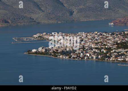 Panoramablick von Itea Stadt, der Seehafen, das antike Delphi und Stadt in Fokida Region, Zentral-Griechenland Stockfoto