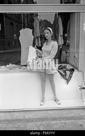 Fotomodel Chriss Bleuler bei einem Fotoshooting, Deutschland 1960er Jahre. Foto Modell Chriss Bleuler, während ein Foto schießen, Deutschland der 1960er Jahre. 24 x 36 swNeg 369 Stockfoto