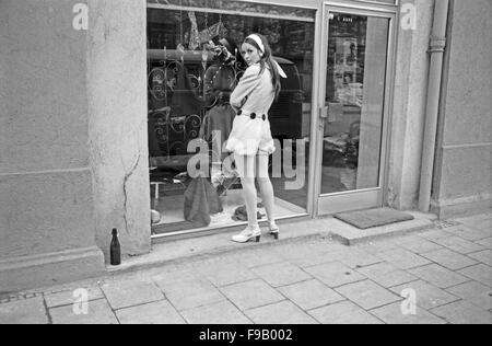 Fotomodel Chriss Bleuler bei einem Fotoshooting, Deutschland 1960er Jahre. Foto Modell Chriss Bleuler, während ein Foto schießen, Deutschland der 1960er Jahre. 24 x 36 swNeg 369 Stockfoto