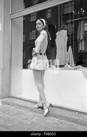 Fotomodel Chriss Bleuler bei einem Fotoshooting, Deutschland 1960er Jahre. Foto Modell Chriss Bleuler, während ein Foto schießen, Deutschland der 1960er Jahre. 24 x 36 swNeg 369 Stockfoto