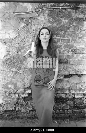 Fotomodel Chriss Bleuler bei einem Fotoshooting, Deutschland 1960er Jahre. Foto Modell Chriss Bleuler, während ein Foto schießen, Deutschland der 1960er Jahre. 24 x 36 swNeg 372 Stockfoto